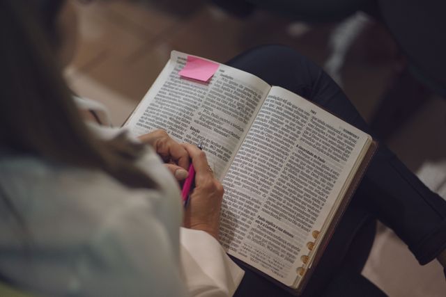 MEMILIH HADIR SAAT YANG LAIN MEMILIH PERGI | 2 TIMOTIUS 1 : 15-18