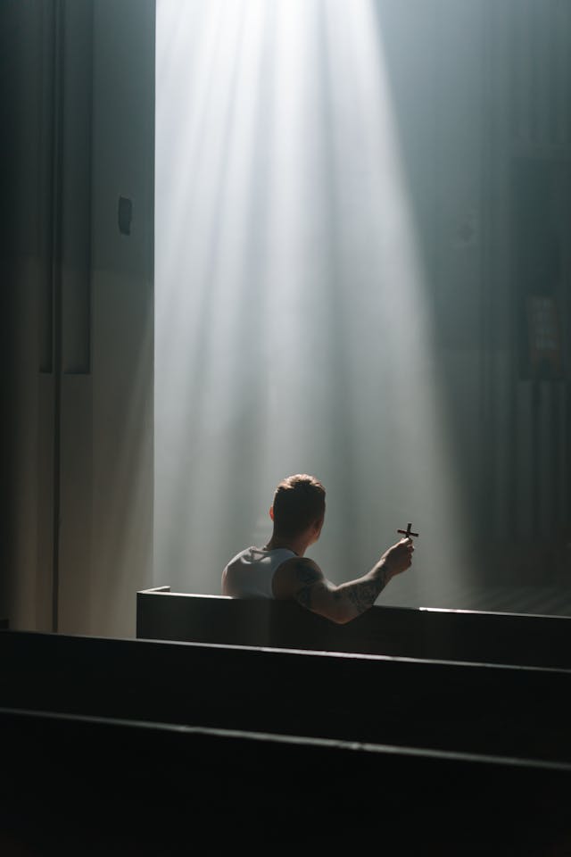 LUX VINCIT TENEBRAS (TERANG MENGALAHKAN KEGELAPAN) | EFESUS 5:11-14