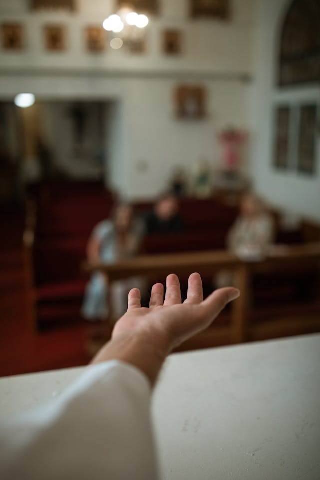 SEPERTI TANAH LIAT DI TANGAN TUKANG PERIUK, DEMIKIANLAH KAMU DI TANGAN-KU | YEREMIA 18:1-18 | Pdt. Andre R.M. Izaak, M.Th