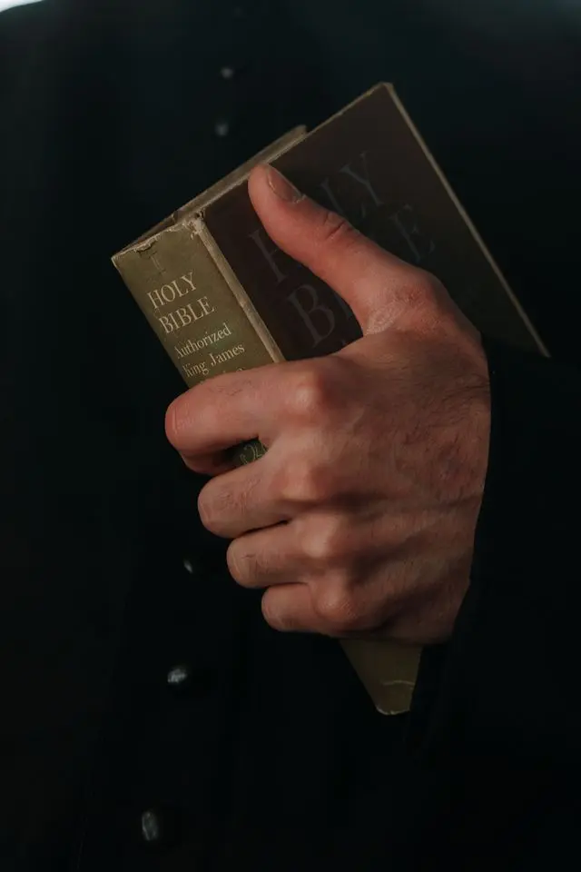 DUA HAL YANG HARUS DIKENAKAN MANUSIA BARU | EFESUS 4:29-30